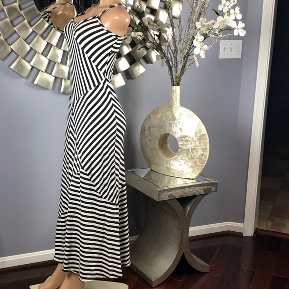 Black & White Geometric Line Summer Dress - Picture 5 of 7